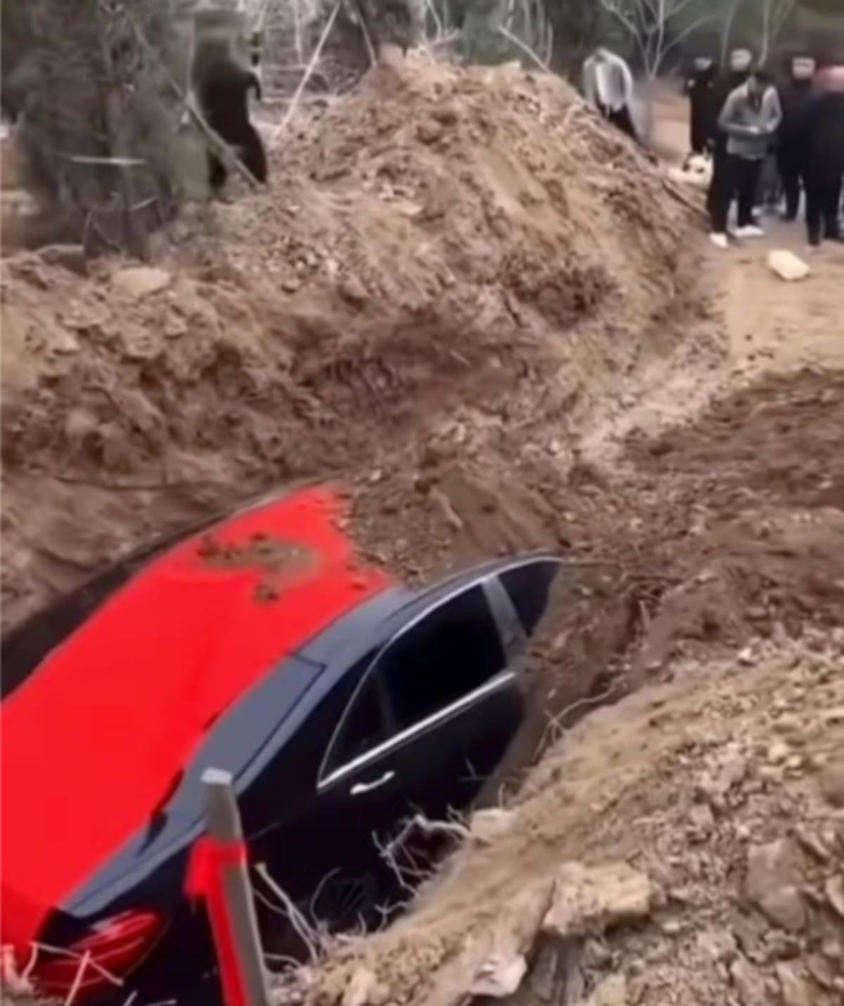 19 milyonluk l&uuml;ks aracı mezara g&ouml;md&uuml;ler! Plakası dikkat &ccedil;ekti 3