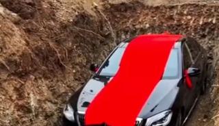 19 milyonluk l&uuml;ks aracı mezara g&ouml;md&uuml;ler!