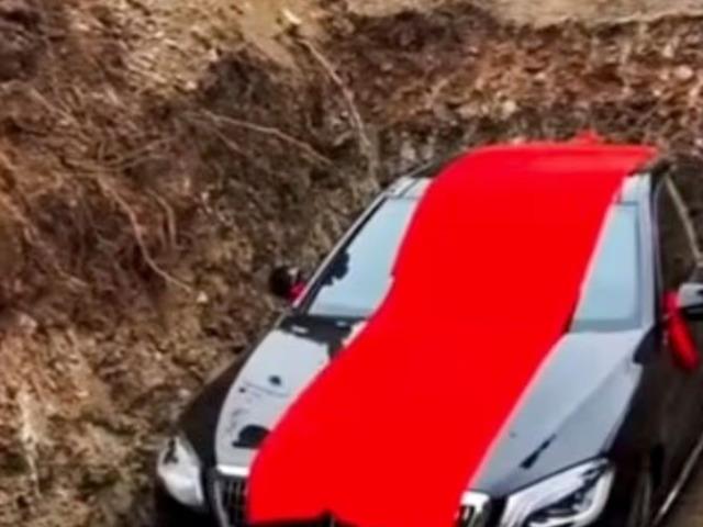 19 milyonluk l&uuml;ks aracı mezara g&ouml;md&uuml;ler!