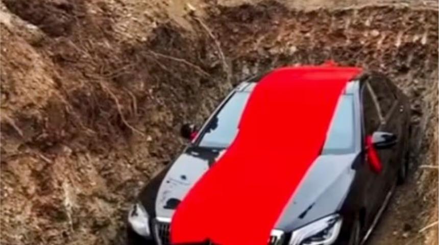 19 milyonluk l&uuml;ks aracı mezara g&ouml;md&uuml;ler! Plakası dikkat &ccedil;ekti