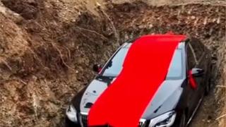 19 milyonluk lüks aracı mezara gömdüler! Plakası dikkat çekti