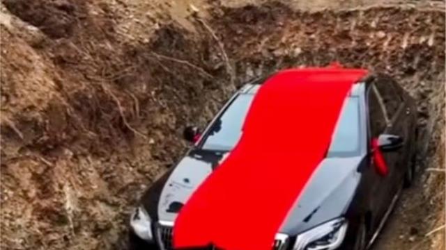 19 milyonluk lüks aracı mezara gömdüler! Plakası dikkat çekti