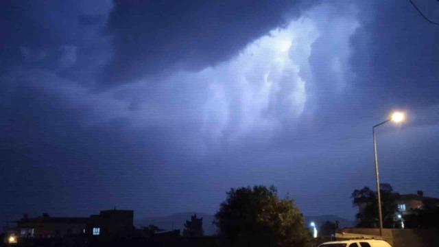 Gerc&uuml;ş&rsquo;te şimşekler geceyi aydınlattı 6