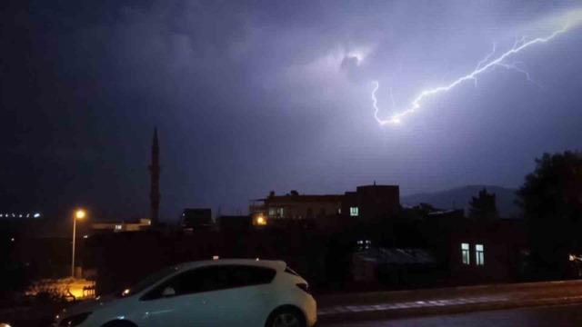 Gerc&uuml;ş&rsquo;te şimşekler geceyi aydınlattı 5