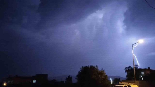 Gerc&uuml;ş&rsquo;te şimşekler geceyi aydınlattı 3