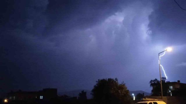 Gerc&uuml;ş&rsquo;te şimşekler geceyi aydınlattı 2