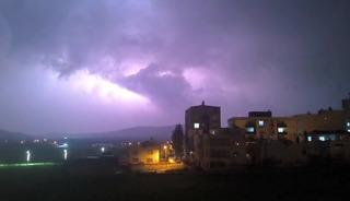 Gerc&uuml;ş&rsquo;te şimşekler geceyi aydınlattı