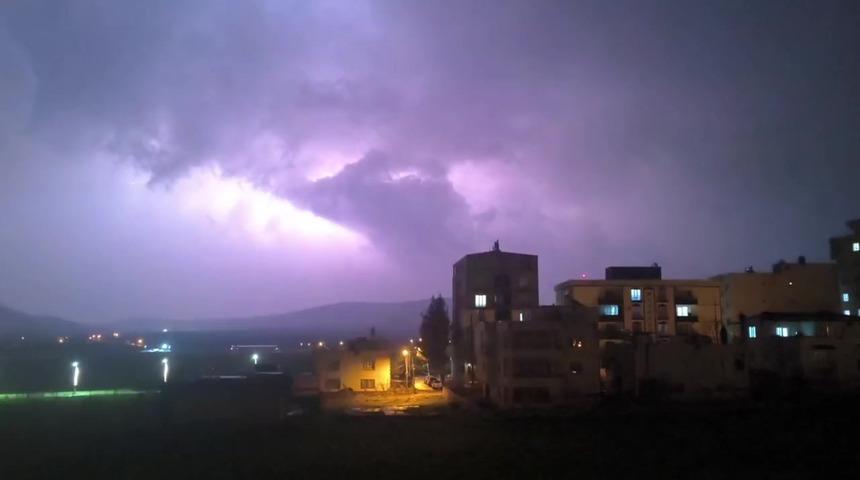 Gerc&uuml;ş&rsquo;te şimşekler geceyi aydınlattı