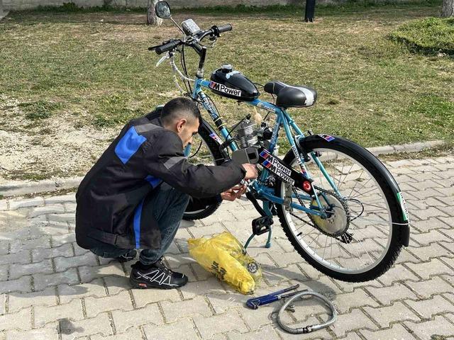 İkinci el bisiklet satın aldı, topladığı malzemelerle mobilete &ccedil;evirdi 5