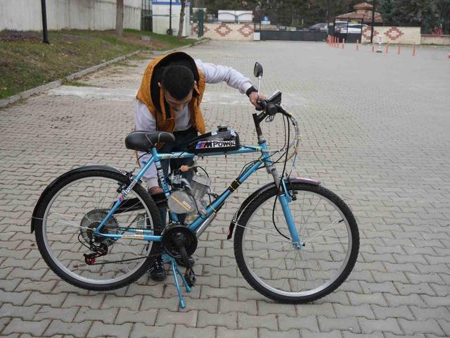 İkinci el bisiklet satın aldı, topladığı malzemelerle mobilete &ccedil;evirdi 4