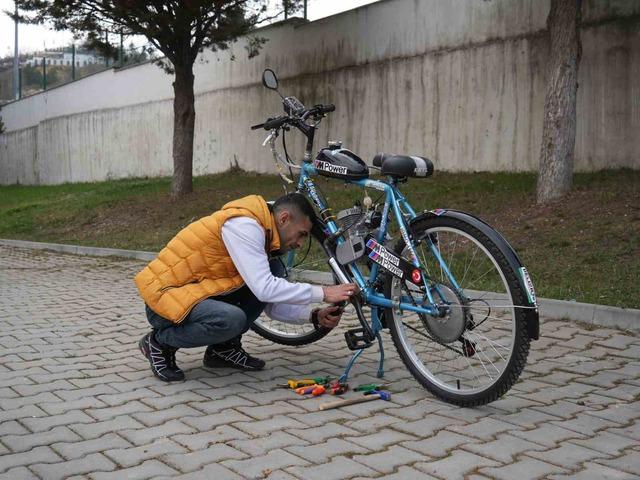 İkinci el bisiklet satın aldı, topladığı malzemelerle mobilete &ccedil;evirdi 2