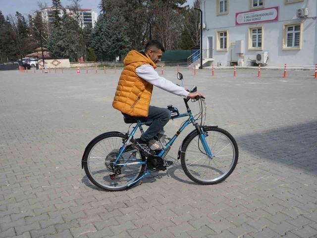 İkinci el bisiklet satın aldı, topladığı malzemelerle mobilete &ccedil;evirdi 1