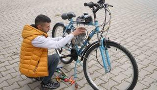 İkinci el bisiklet satın aldı, topladığı malzemelerle mobilete &ccedil;evirdi