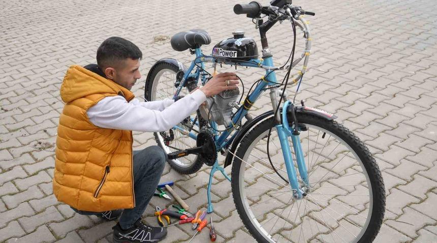 İkinci el bisiklet satın aldı, topladığı malzemelerle mobilete &ccedil;evirdi