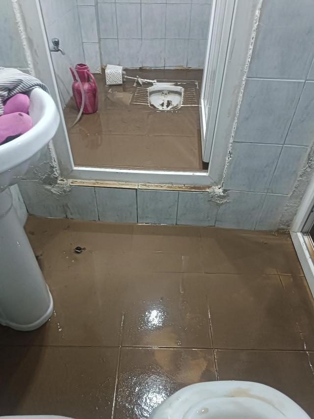 Siirt&rsquo;te gece yağışı sele d&ouml;n&uuml;şt&uuml;, ev ve iş yerlerini su bastı 3