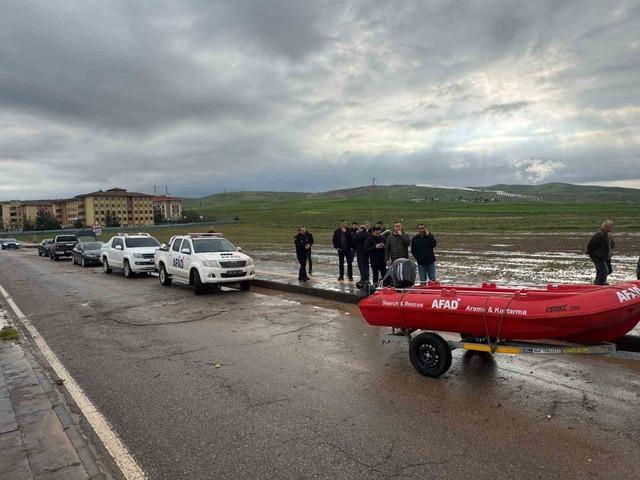 Siirt&rsquo;te gece yağışı sele d&ouml;n&uuml;şt&uuml;, ev ve iş yerlerini su bastı 2