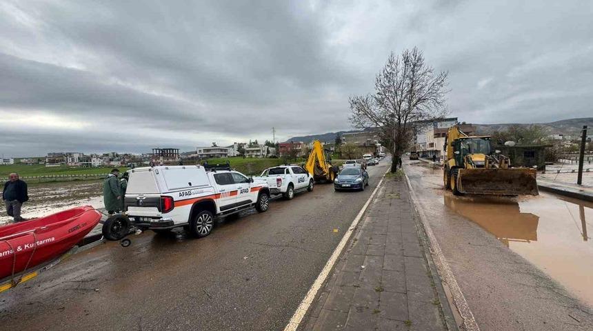 Siirt&rsquo;te gece yağışı sele d&ouml;n&uuml;şt&uuml;, ev ve iş yerlerini su bastı