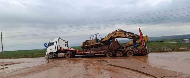 Taşkın iki ili birbirinden ayırdı 2