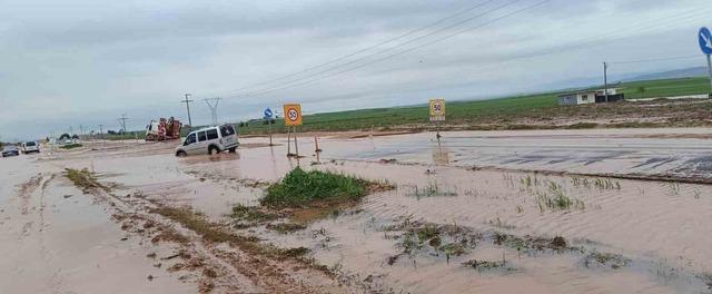 Taşkın iki ili birbirinden ayırdı 1