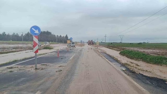 Taşkın iki ili birbirinden ayırdı