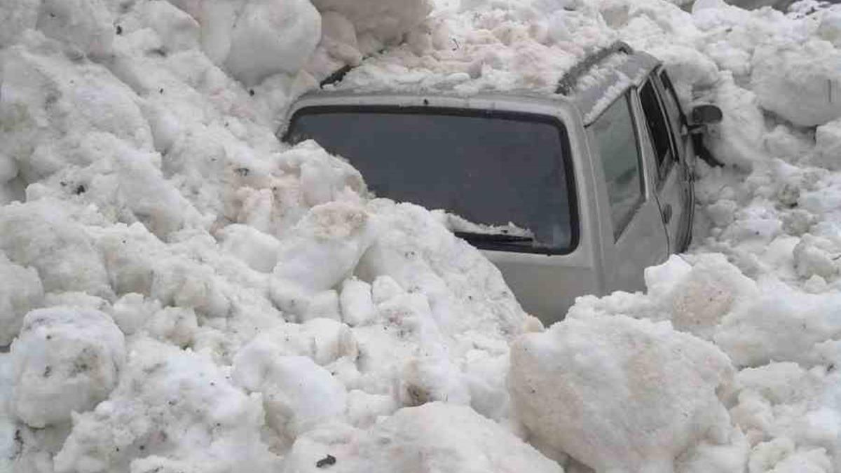 Çığ altında kalmaktan son anda kurtuldular