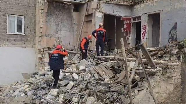 Gaziantep’te yoğun yağış sonrası kerpiç bina çöktü: 2 yaralı