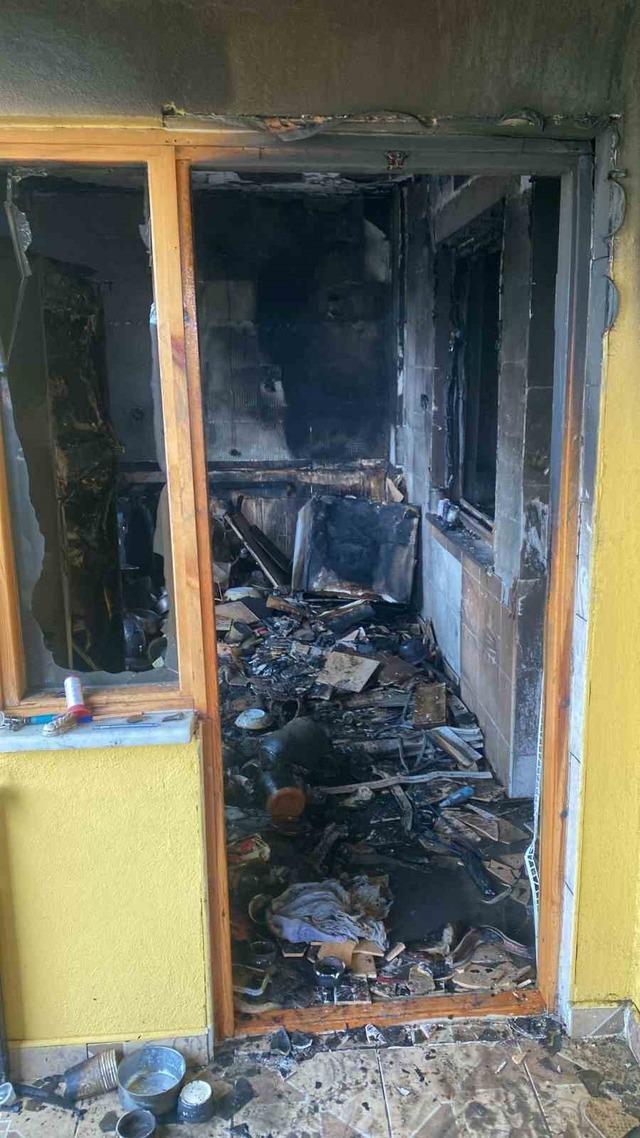 İki katlı evin mutfağında &ccedil;ıkan yangın paniğe neden oldu 3