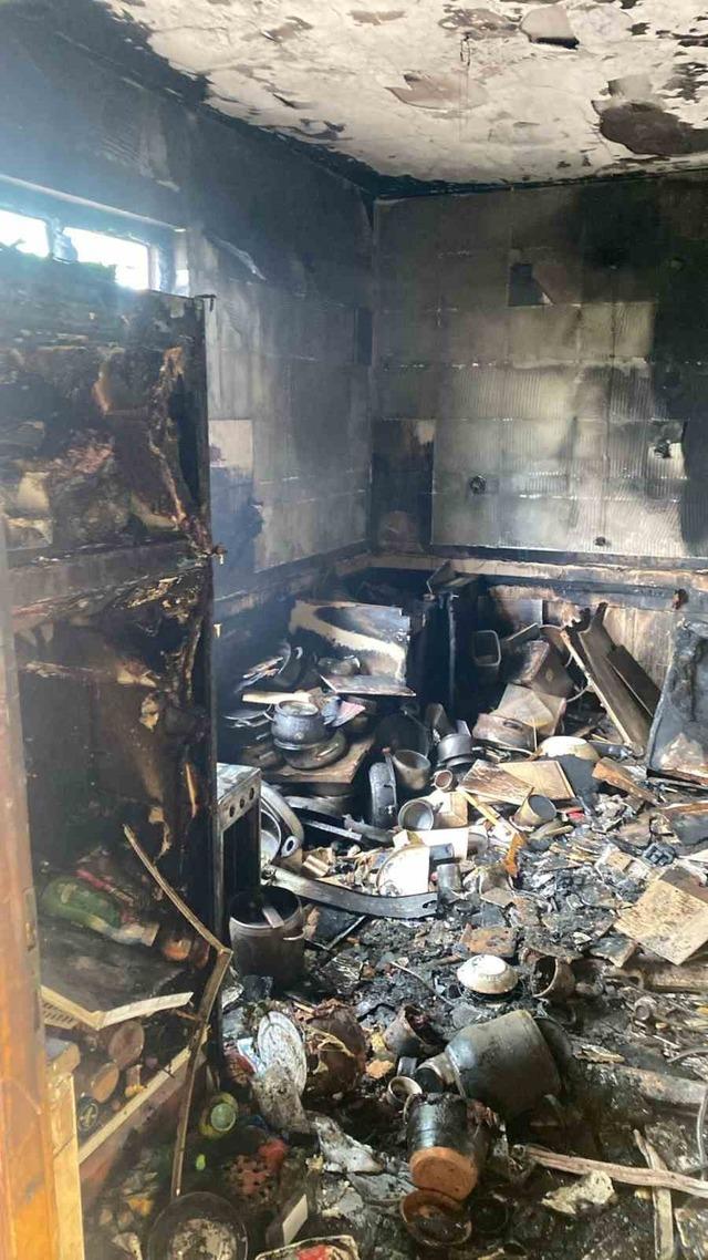 İki katlı evin mutfağında &ccedil;ıkan yangın paniğe neden oldu 2