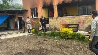 İki katlı evin mutfağında çıkan yangın paniğe neden oldu