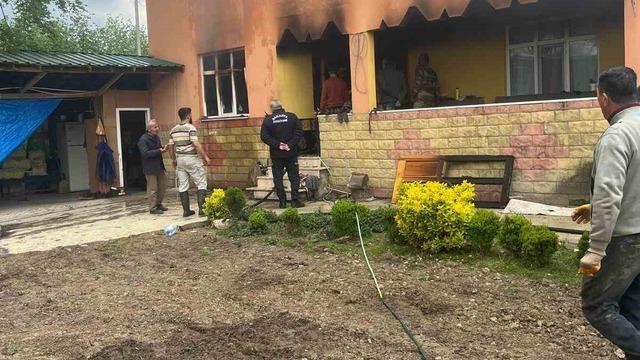 İki katlı evin mutfağında çıkan yangın paniğe neden oldu