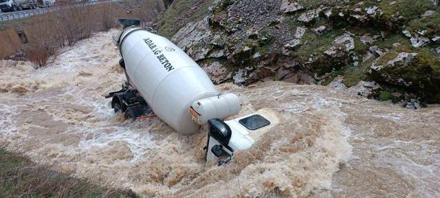 Tatvan&rsquo;da beton mikseri dereye u&ccedil;tu 3