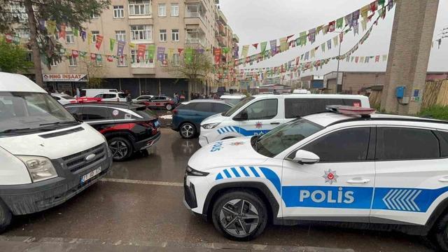 Diyarbakır&rsquo;da esnaf arasında silahlı kavga: 3 yaralı 4