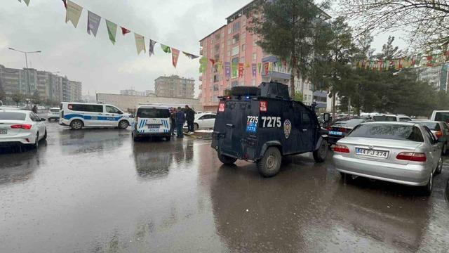 Diyarbakır&rsquo;da esnaf arasında silahlı kavga: 3 yaralı 2