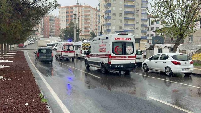 Diyarbakır&rsquo;da esnaf arasında silahlı kavga: 3 yaralı 1