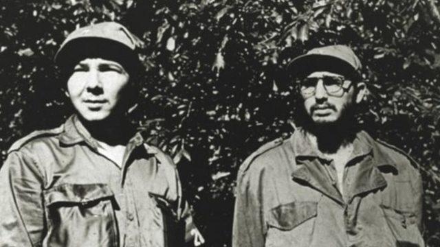 Raúl ve Fidel Castro Sierra Sierra Maestra dağlarında birlikte savaşmıştı.