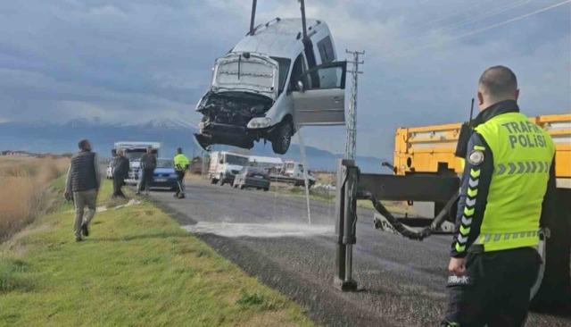 Su dolu kanala g&ouml;m&uuml;lm&uuml;ş ara&ccedil; ekipleri alarma ge&ccedil;irdi 5