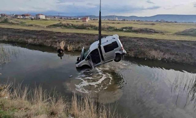Su dolu kanala g&ouml;m&uuml;lm&uuml;ş ara&ccedil; ekipleri alarma ge&ccedil;irdi 3