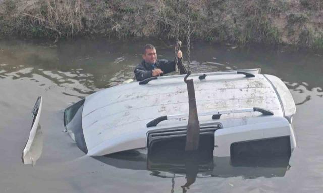 Su dolu kanala g&ouml;m&uuml;lm&uuml;ş ara&ccedil; ekipleri alarma ge&ccedil;irdi 2