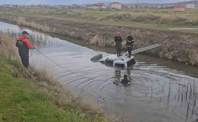 Su dolu kanala g&ouml;m&uuml;lm&uuml;ş ara&ccedil; ekipleri alarma ge&ccedil;irdi 1