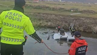 Su dolu kanala g&ouml;m&uuml;lm&uuml;ş ara&ccedil; ekipleri alarma ge&ccedil;irdi