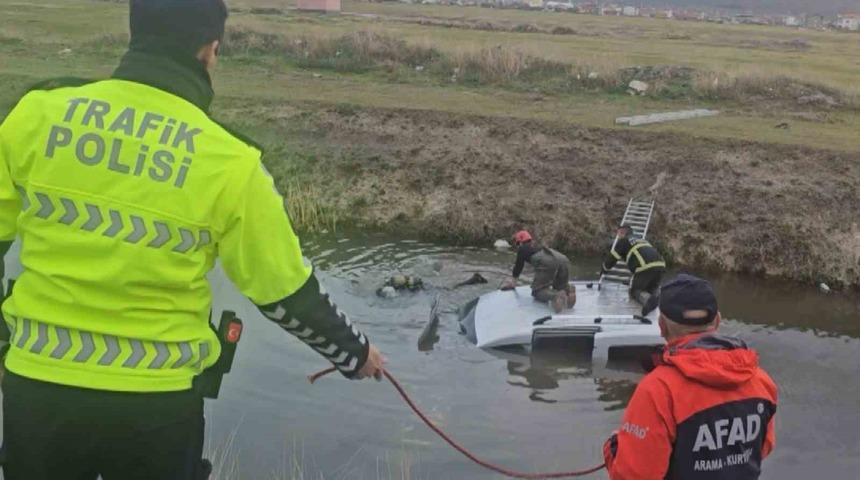 Su dolu kanala g&ouml;m&uuml;lm&uuml;ş ara&ccedil; ekipleri alarma ge&ccedil;irdi