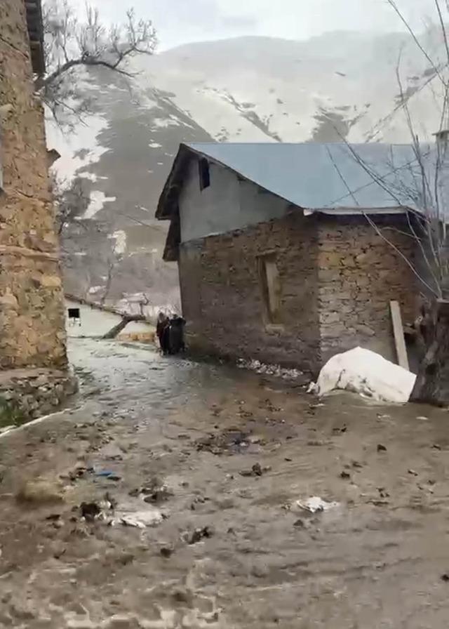 Bah&ccedil;esaray&rsquo;da dağlarda kar, mahallede sel 9