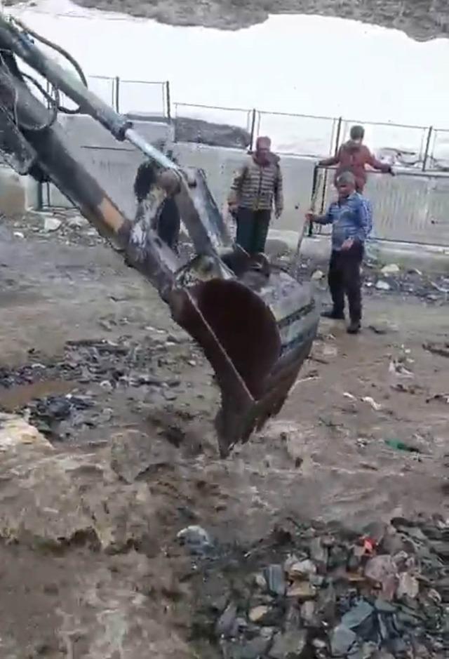 Bah&ccedil;esaray&rsquo;da dağlarda kar, mahallede sel 8