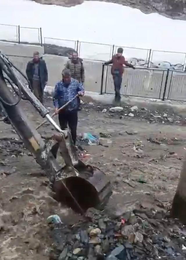 Bah&ccedil;esaray&rsquo;da dağlarda kar, mahallede sel 7