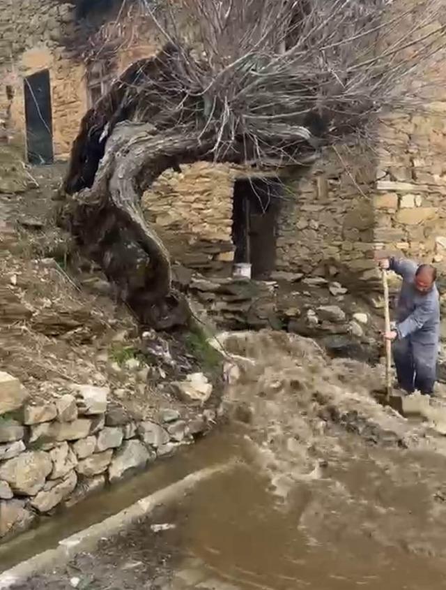 Bah&ccedil;esaray&rsquo;da dağlarda kar, mahallede sel 6