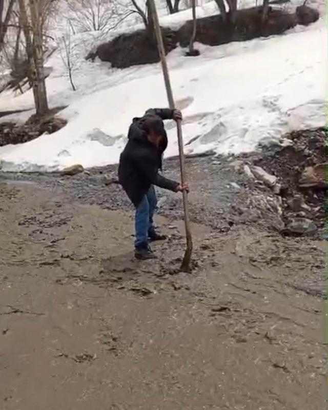 Bah&ccedil;esaray&rsquo;da dağlarda kar, mahallede sel 5