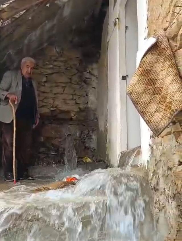 Bah&ccedil;esaray&rsquo;da dağlarda kar, mahallede sel 4