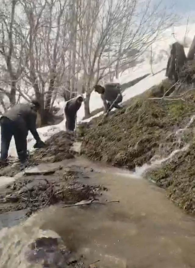 Bah&ccedil;esaray&rsquo;da dağlarda kar, mahallede sel 3