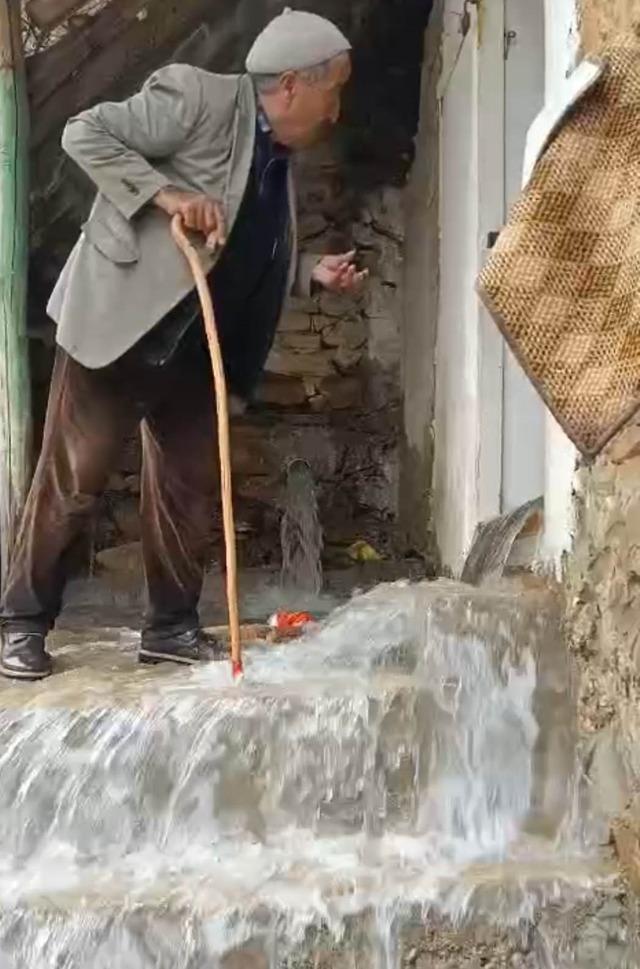 Bah&ccedil;esaray&rsquo;da dağlarda kar, mahallede sel 2