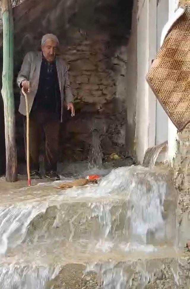 Bah&ccedil;esaray&rsquo;da dağlarda kar, mahallede sel 1